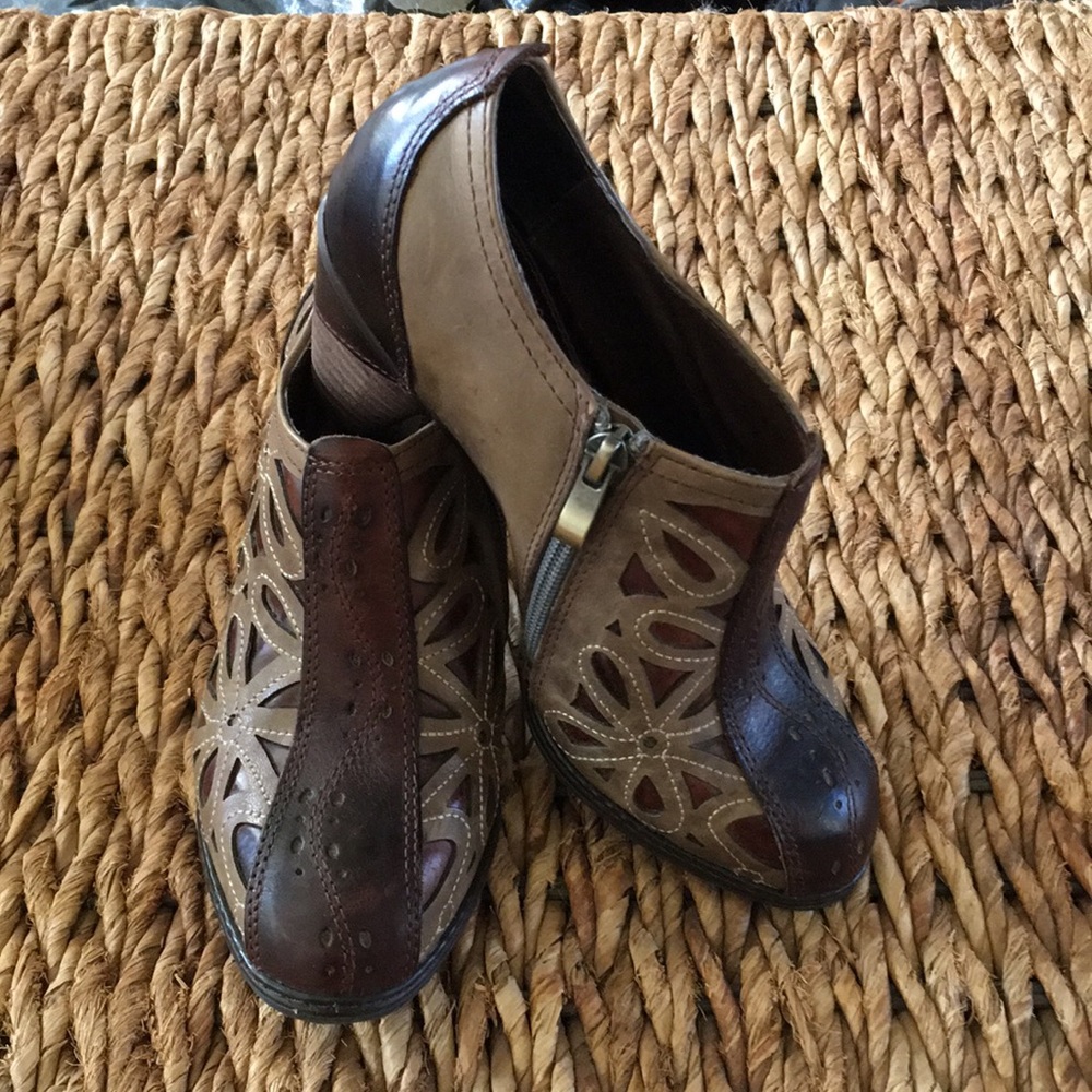 L’Artiste by Spring Step booties. Dark brown/taupe. Size 35 (US 5)